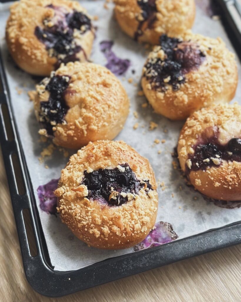 Blueberry Crumble Buns